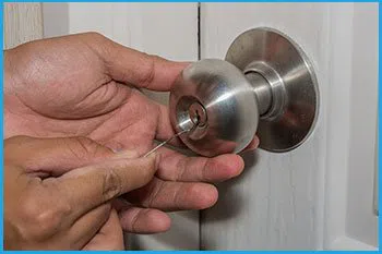 Lock Locksmith Services Jamaica, NY 718-737-7752 - 14-unlock-door
